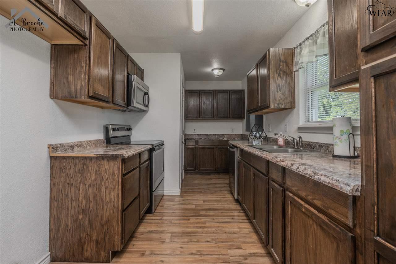 1100 W Cornelia Avenue, Iowa Park, Texas image 8
