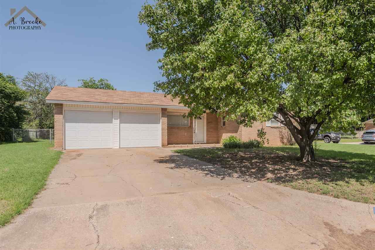 1100 W Cornelia Avenue, Iowa Park, Texas image 1