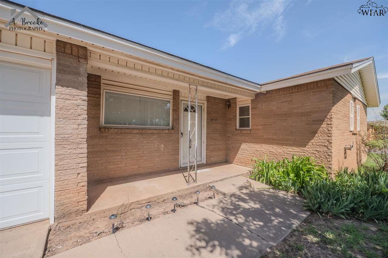 1100 W Cornelia Avenue, Iowa Park, Texas image 3