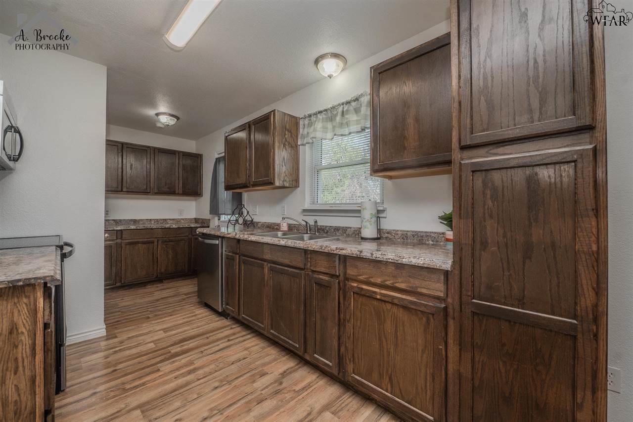 1100 W Cornelia Avenue, Iowa Park, Texas image 9