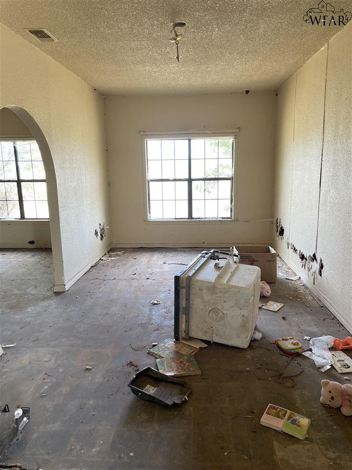 818 E Railroad Avenue, Electra, Texas image 4