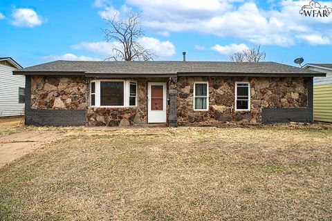 Homes For Sale - 110 Devonshire Drive<br/> Wichita Falls, TX 76302