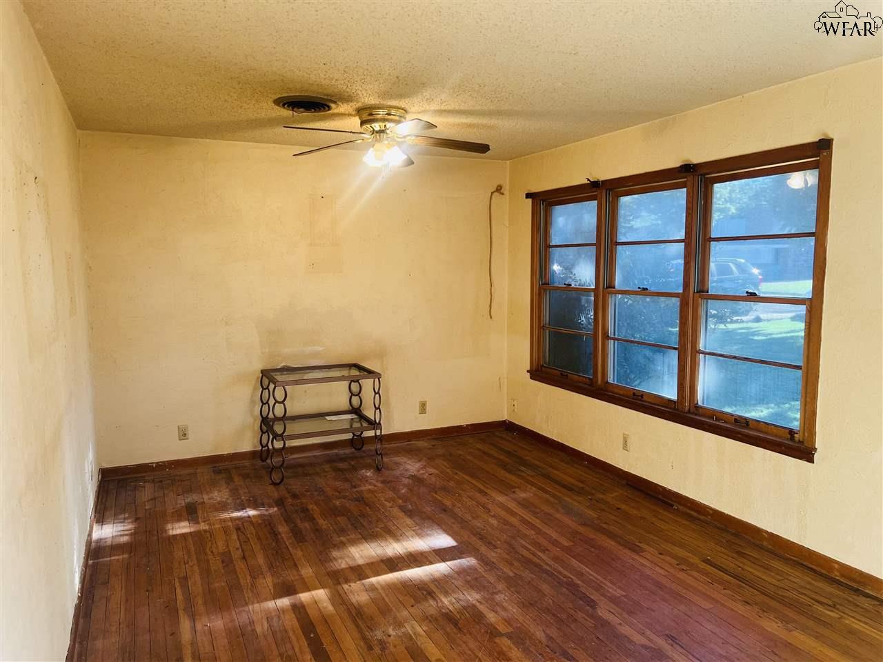 502 S Sycamore Street, Archer City, Texas image 3
