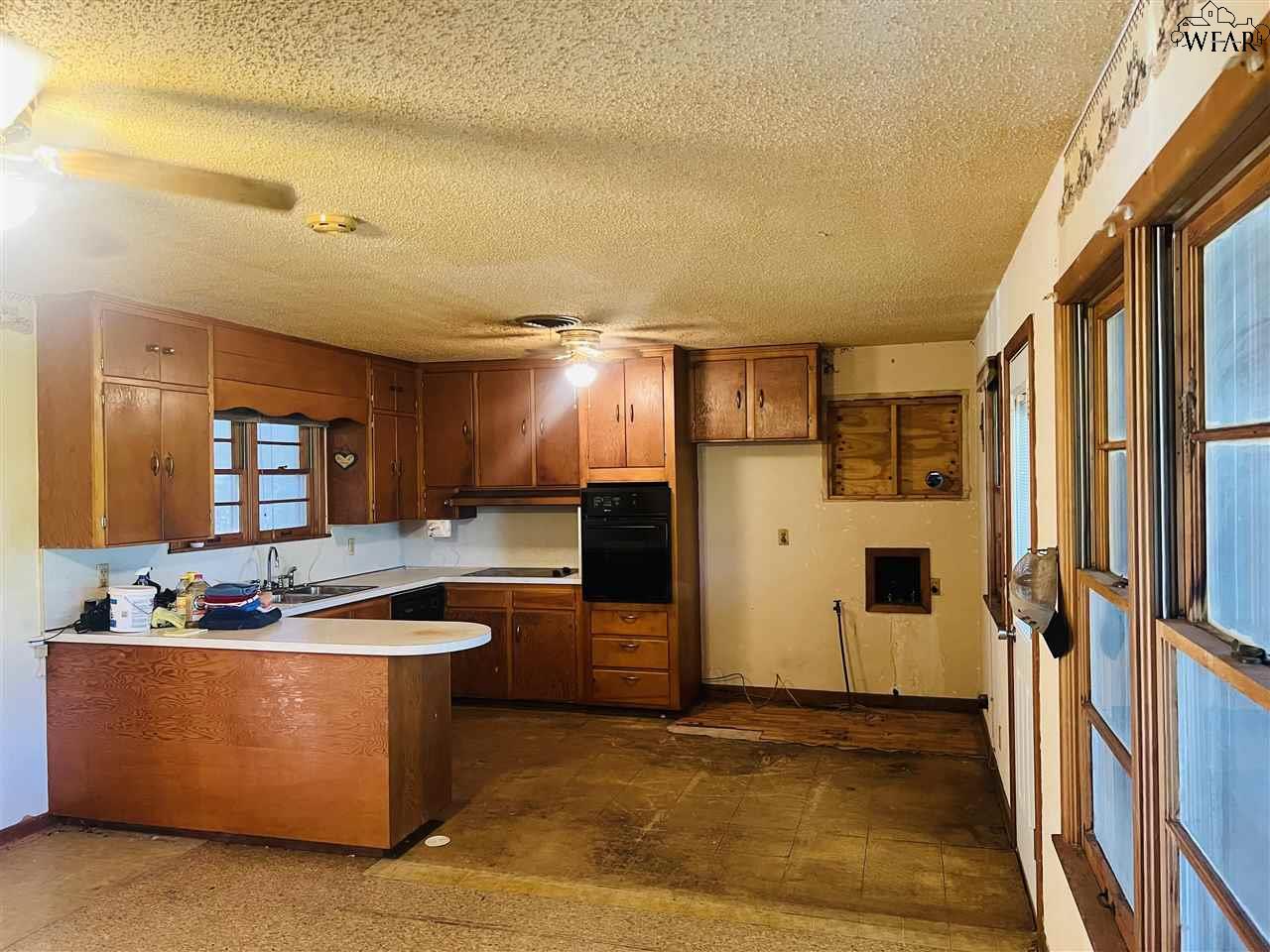 502 S Sycamore Street, Archer City, Texas image 4