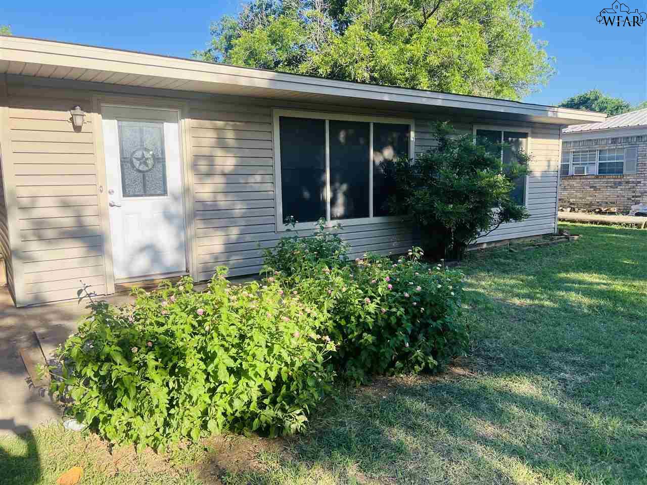 502 S Sycamore Street, Archer City, Texas image 2