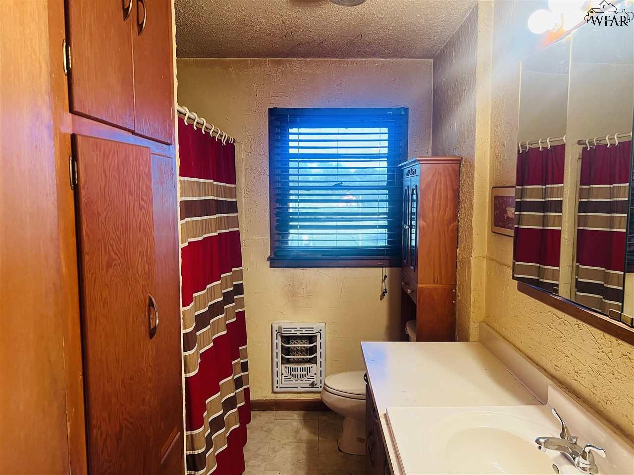 502 S Sycamore Street, Archer City, Texas image 7