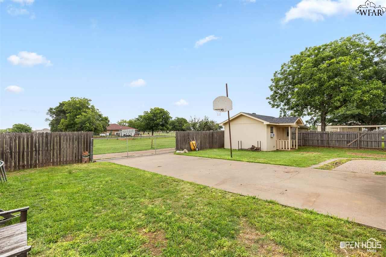 1510 Bentwood Drive, Iowa Park, New York image 29