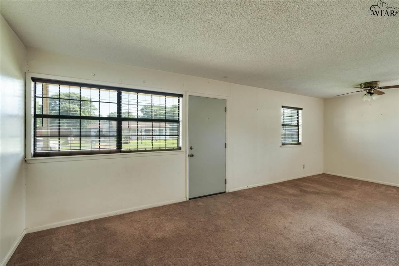 125 James Drive, Iowa Park, Texas image 3