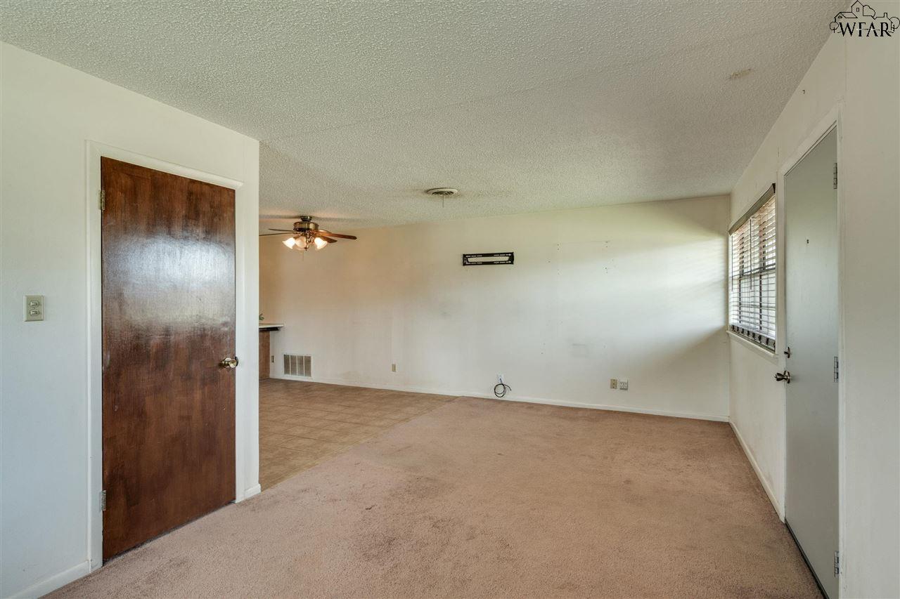 125 James Drive, Iowa Park, Texas image 5