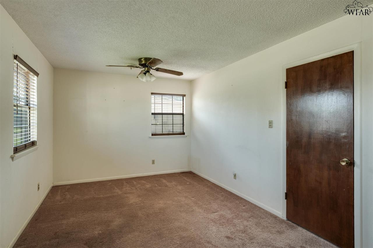 125 James Drive, Iowa Park, Texas image 4