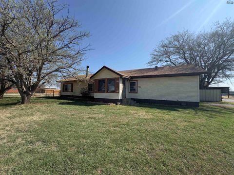 Mobile Home For Sale - 944 S Waggoner Street<br/> Wichita County, Electra, TX 76360