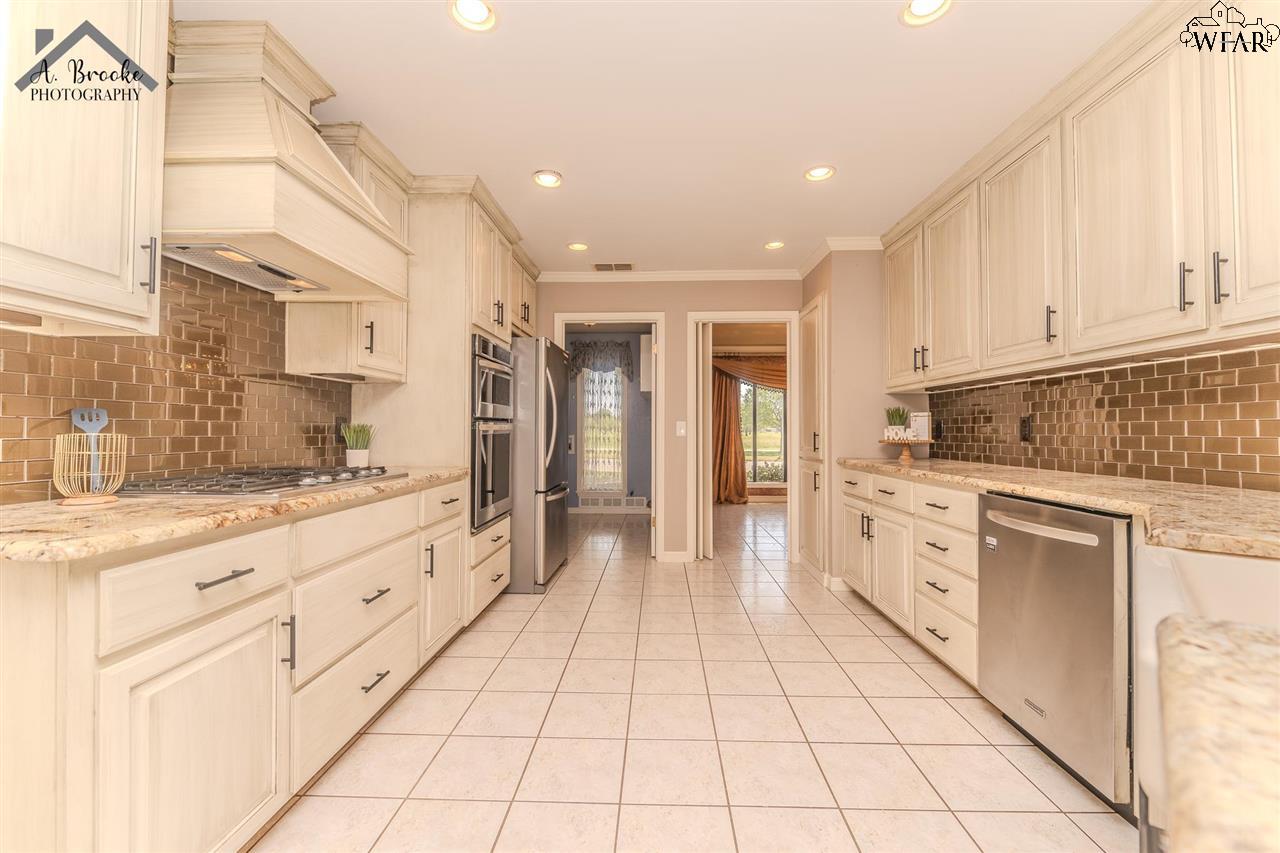 4500 Weeks Park Lane, Wichita Falls, Texas image 8