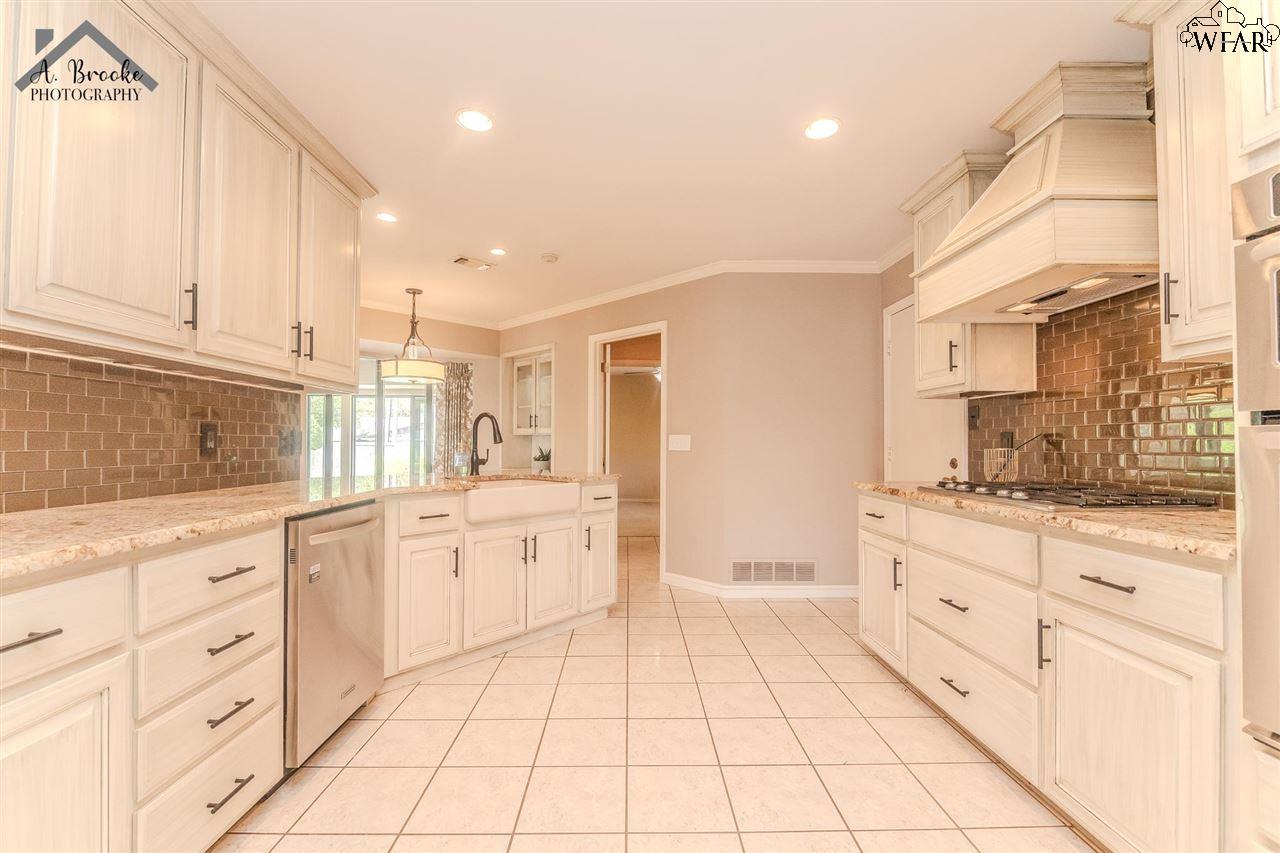 4500 Weeks Park Lane, Wichita Falls, Texas image 5