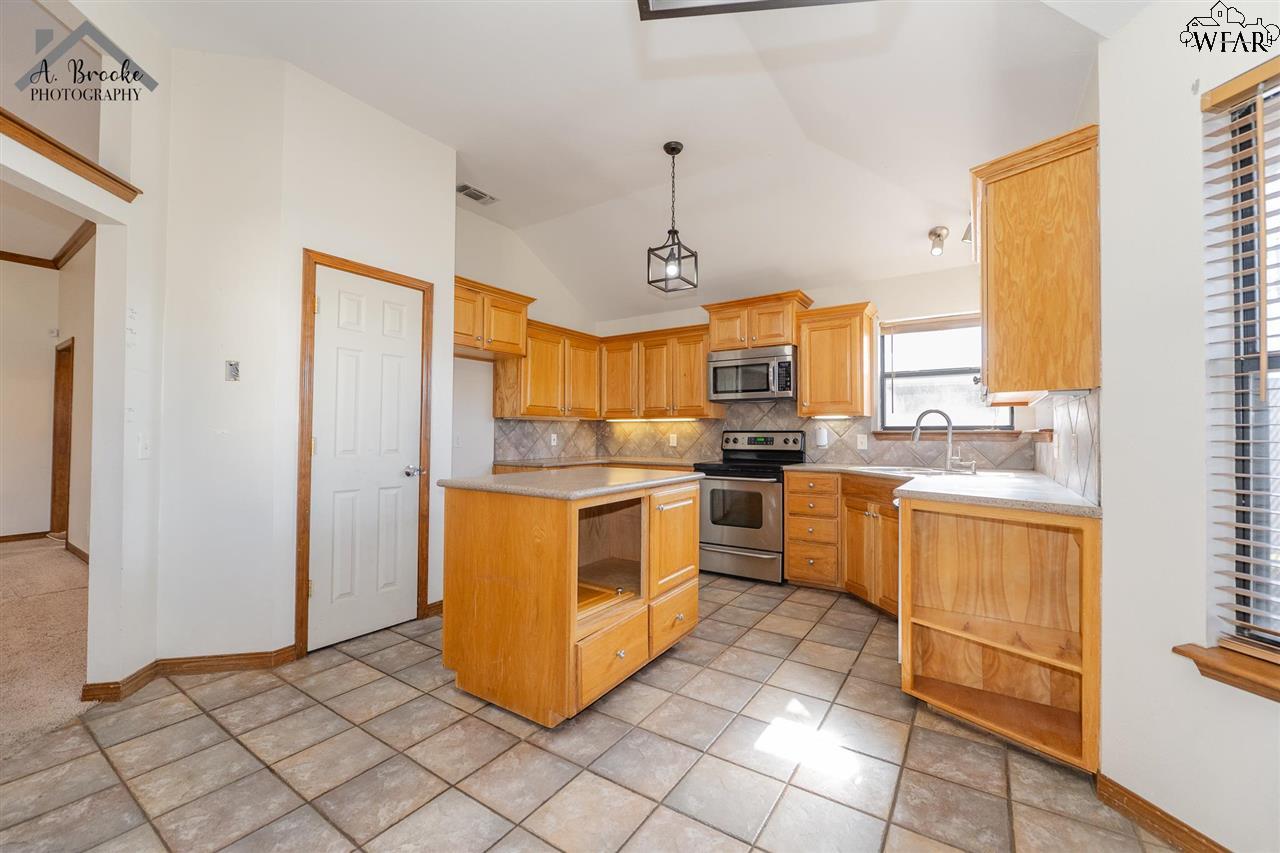 808 Sugarbush Lane, Burkburnett, Texas image 11