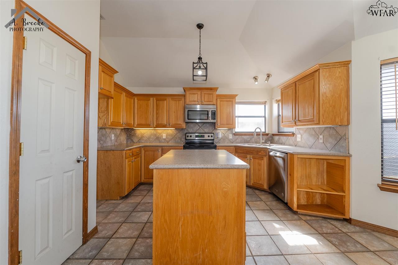 808 Sugarbush Lane, Burkburnett, Texas image 12