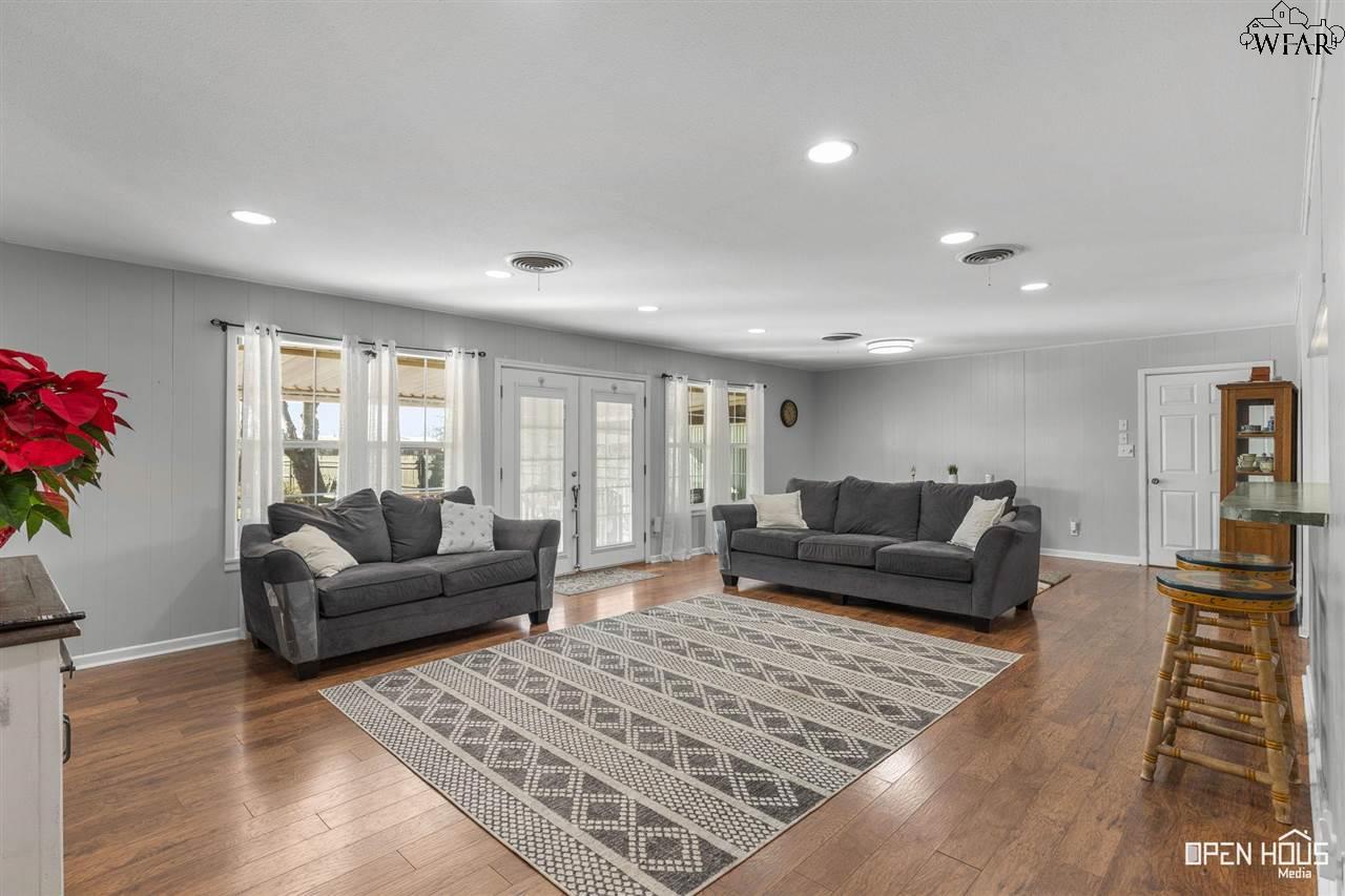 202 E South Street, Archer City, Texas image 3
