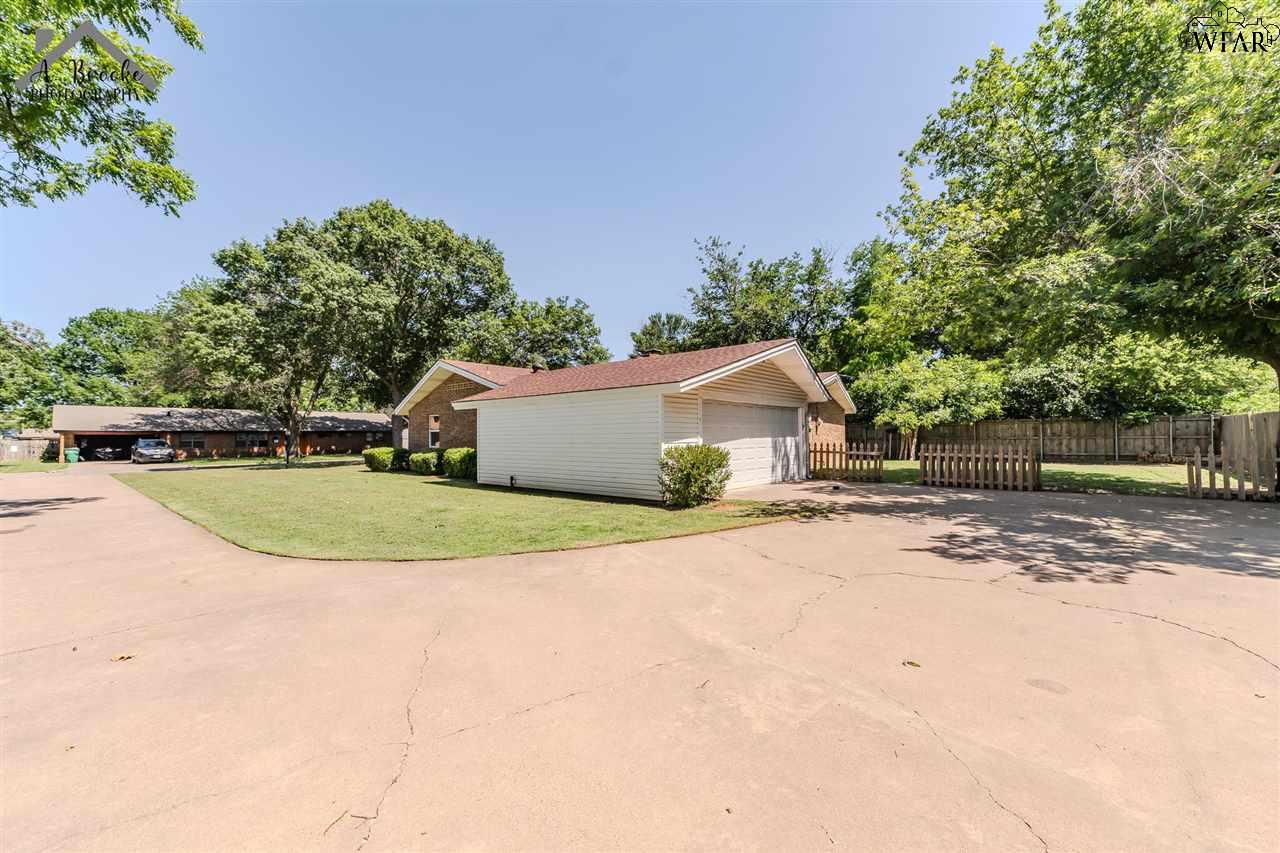 802 Aztec Drive, Burkburnett, Texas image 4