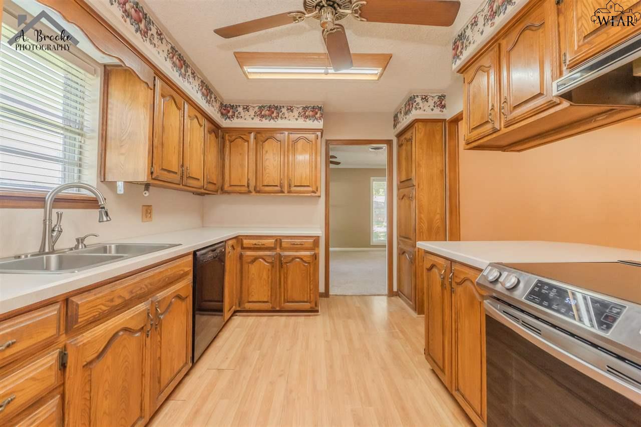 802 Aztec Drive, Burkburnett, Texas image 12