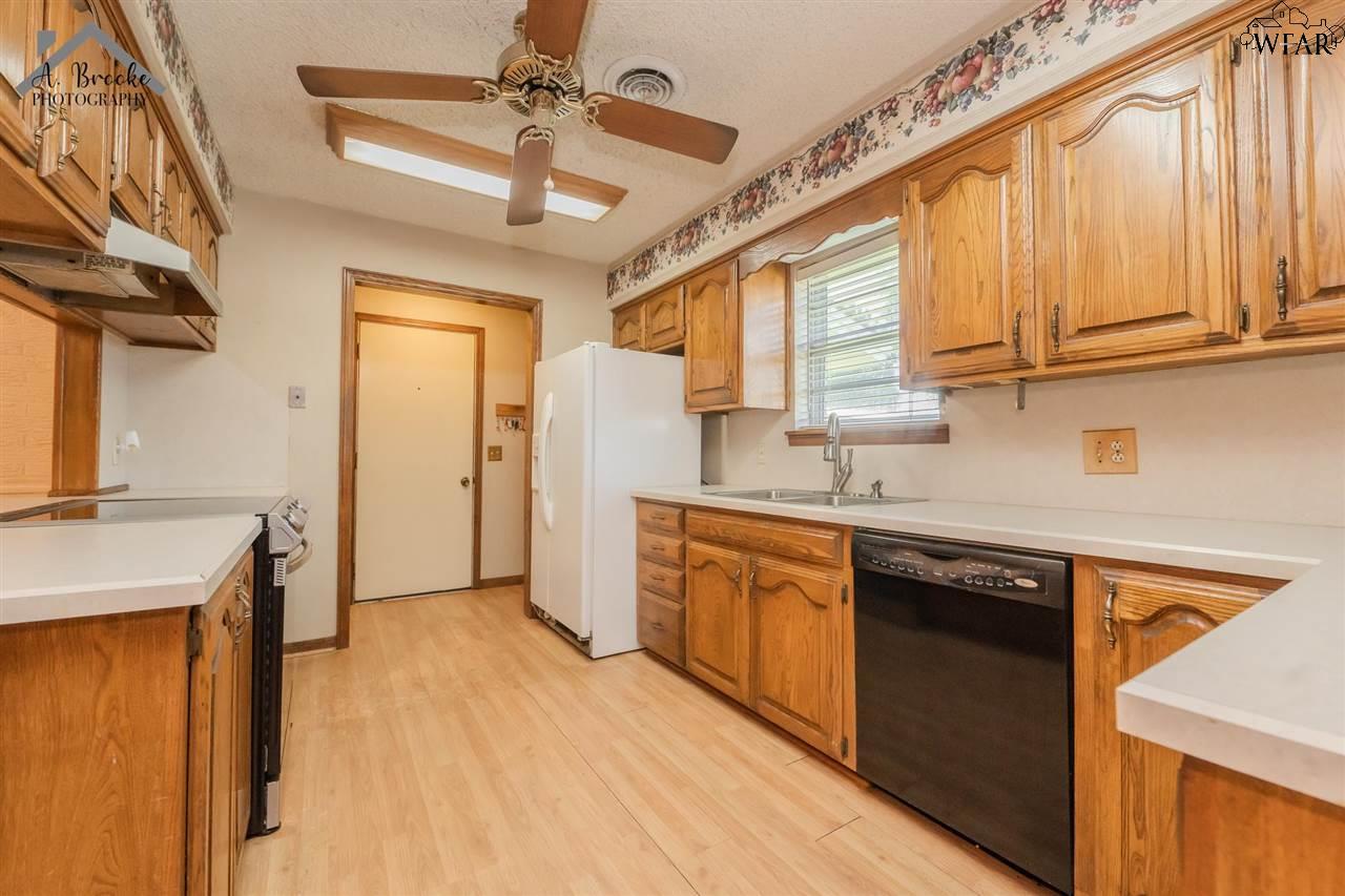 802 Aztec Drive, Burkburnett, Texas image 11