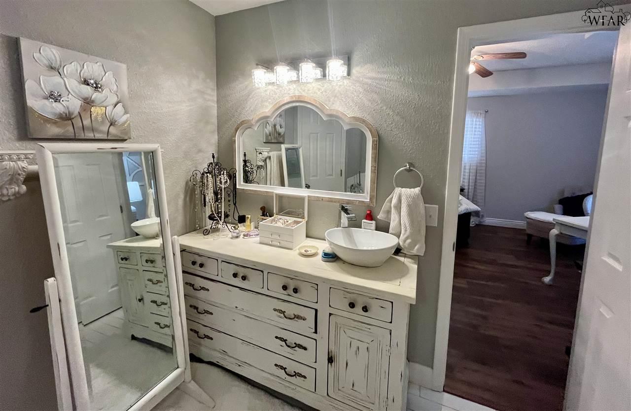 908 Sugarbush Lane, Burkburnett, Texas image 24