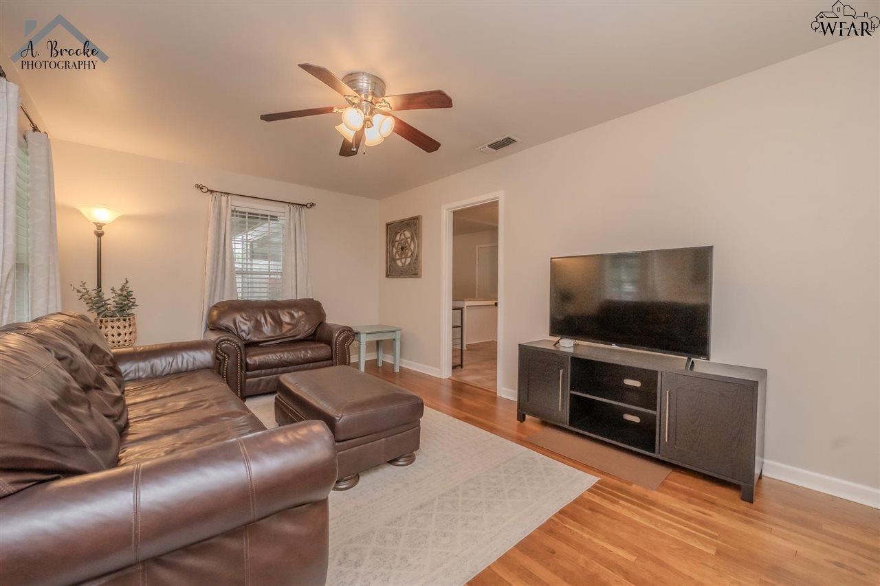 605 Meadow Drive, Burkburnett, Texas image 5