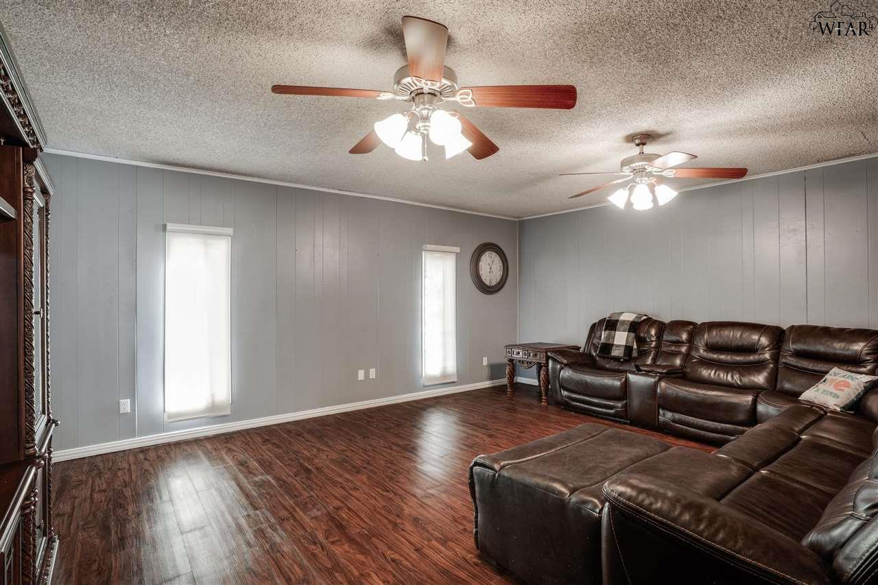 902 Dosia Street, Iowa Park, Texas image 6