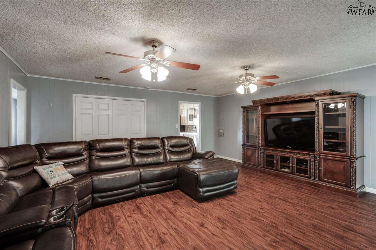 902 Dosia Street, Iowa Park, Texas image 4
