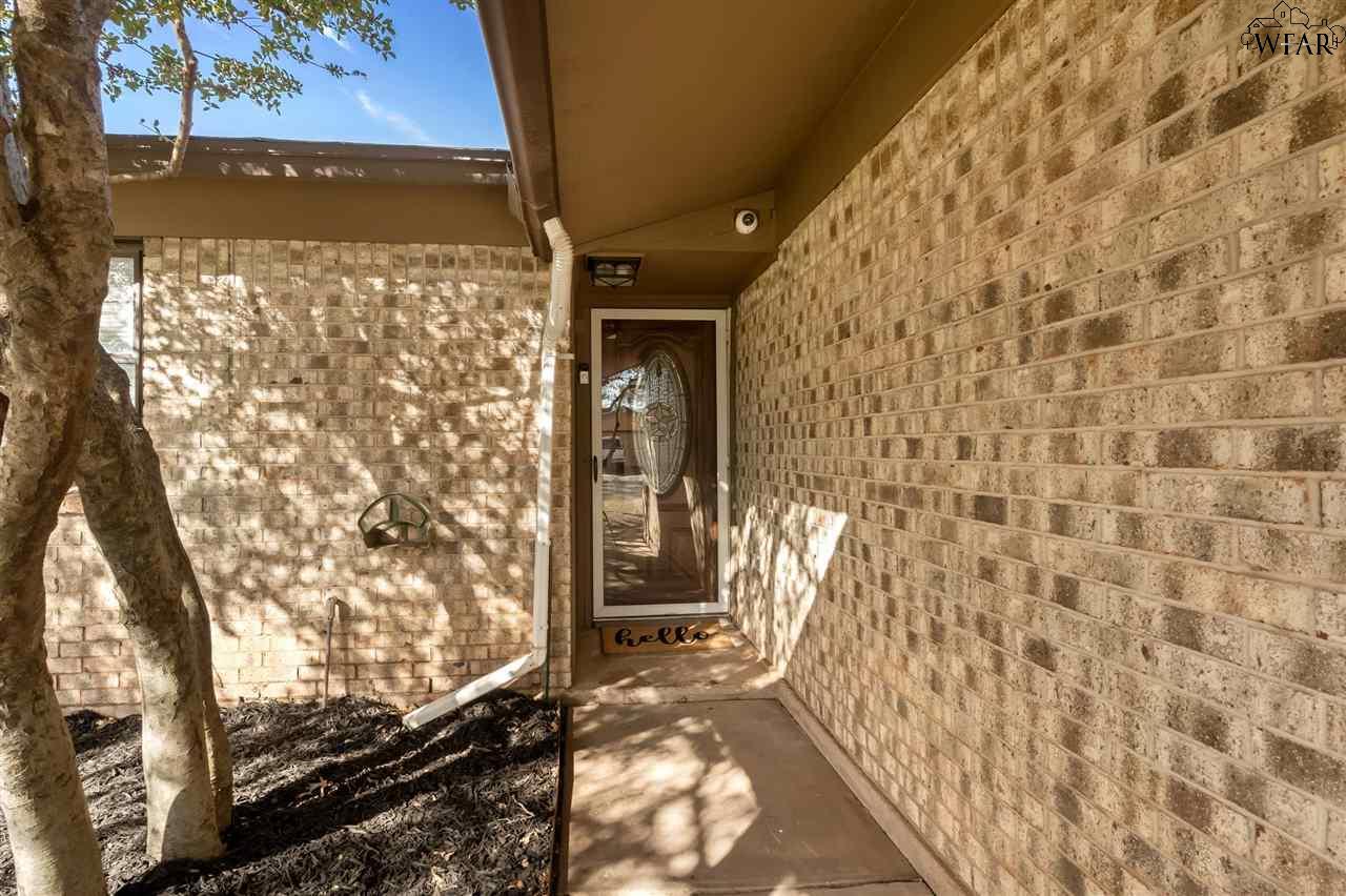902 Dosia Street, Iowa Park, Texas image 2