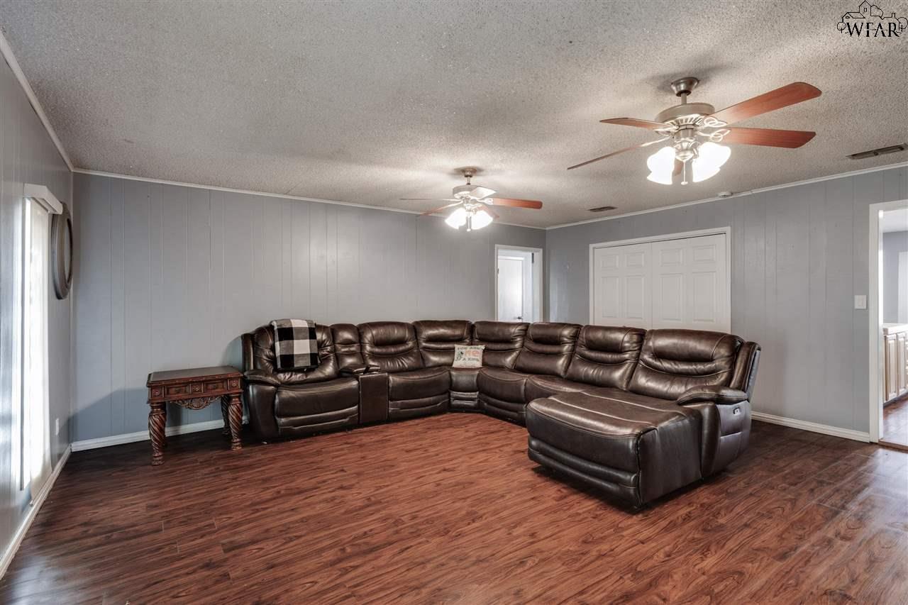 902 Dosia Street, Iowa Park, Texas image 5