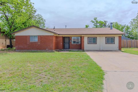 Homes For Sale - 2620 Crescent Drive<br/> Vernon, TX 76384