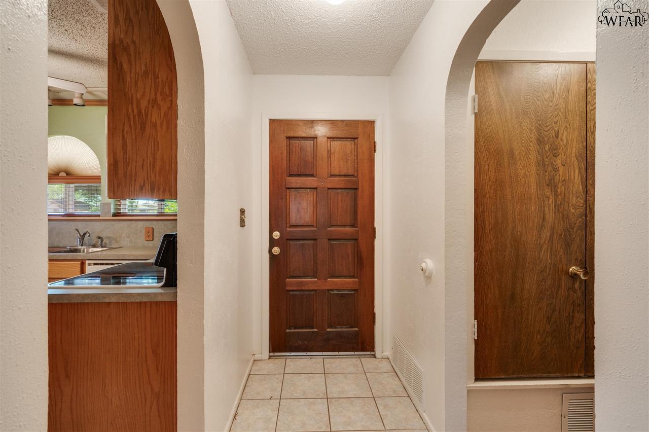 901 Dosia Drive, Iowa Park, Texas image 3