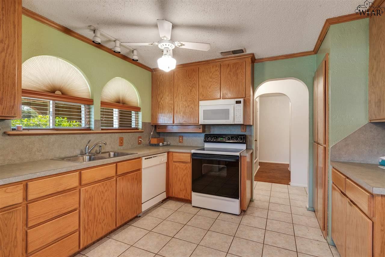 901 Dosia Drive, Iowa Park, Texas image 13