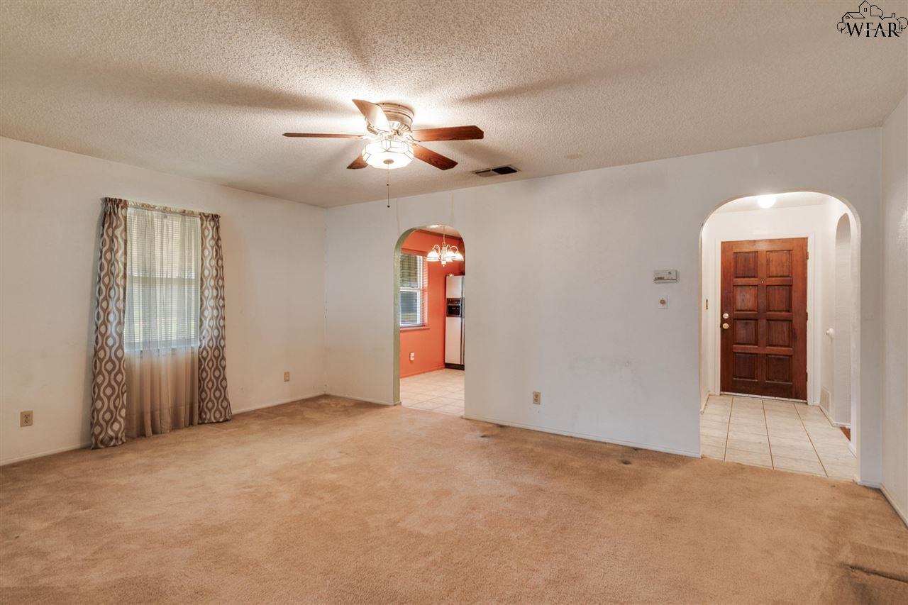 901 Dosia Drive, Iowa Park, Texas image 4