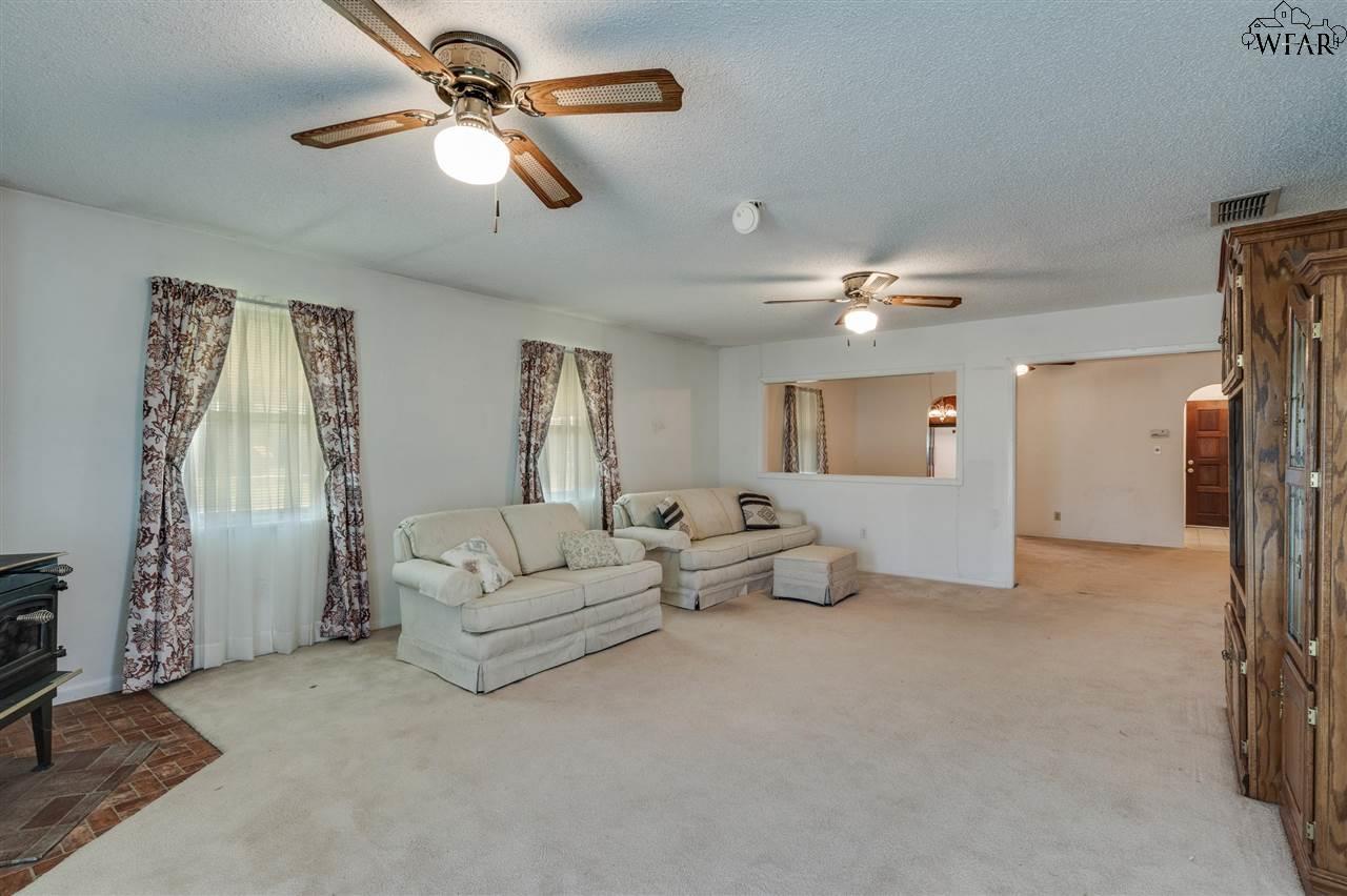 901 Dosia Drive, Iowa Park, Texas image 11