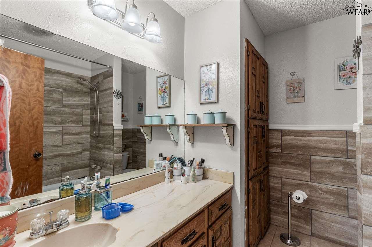 912 S Oak Street, Archer City, Texas image 23