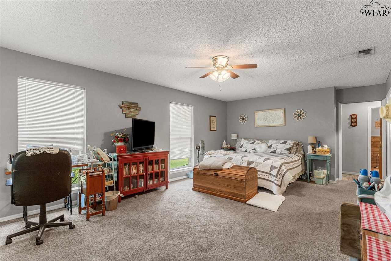912 S Oak Street, Archer City, Texas image 17