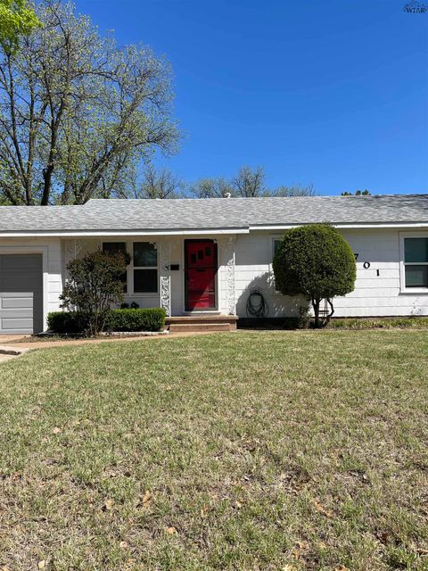 Homes For Sale - 701 Sycamore Street<br/> Wichita County, Burkburnett, TX 76354