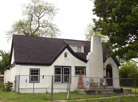 Homes For Sale - 410 S Mill Street<br/> Bowie, TX 76230