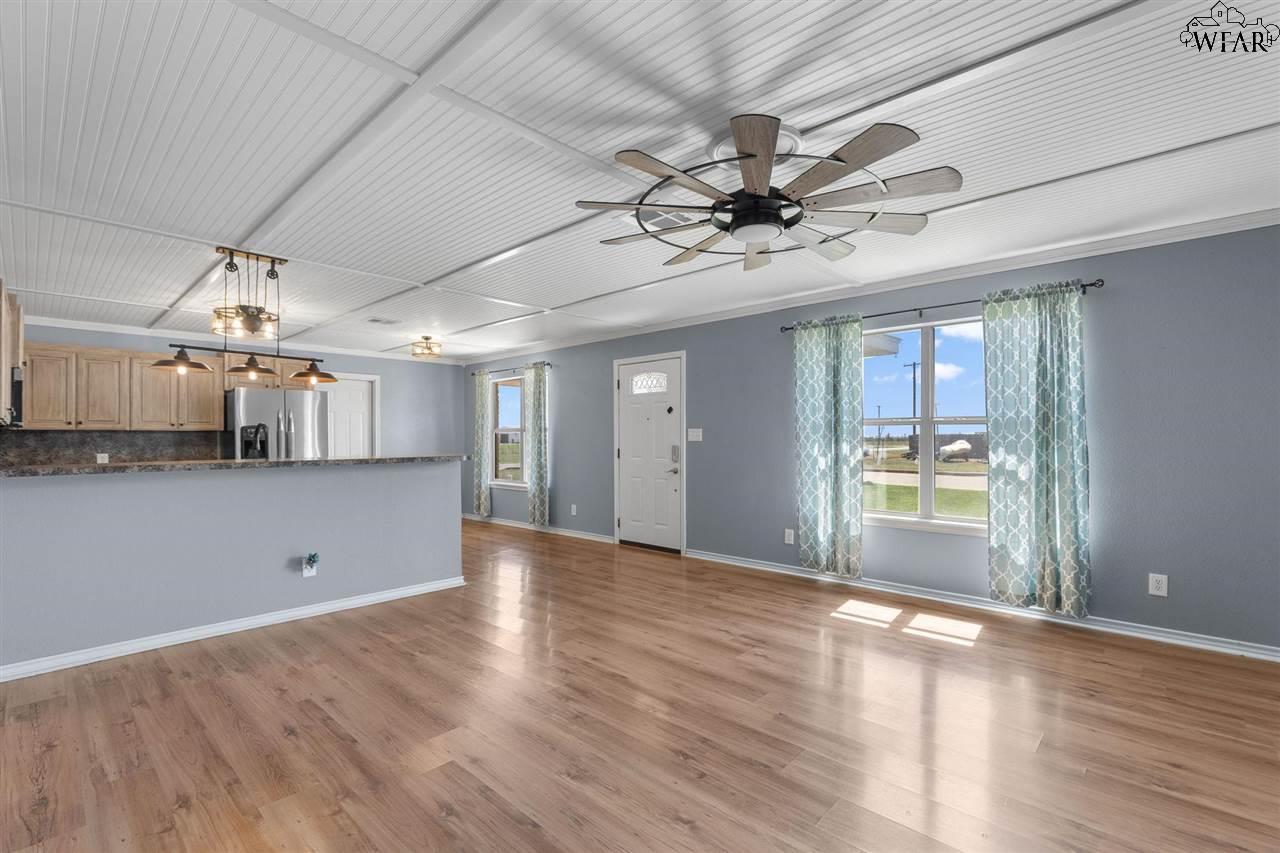 1233 Newman Avenue, Iowa Park, Texas image 4