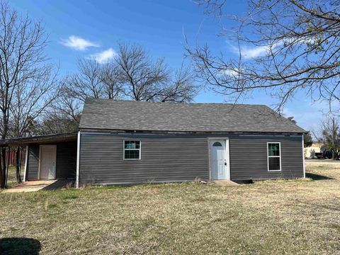 Homes For Sale - 1015 N Bridge Street<br/> Henrietta, TX 76365