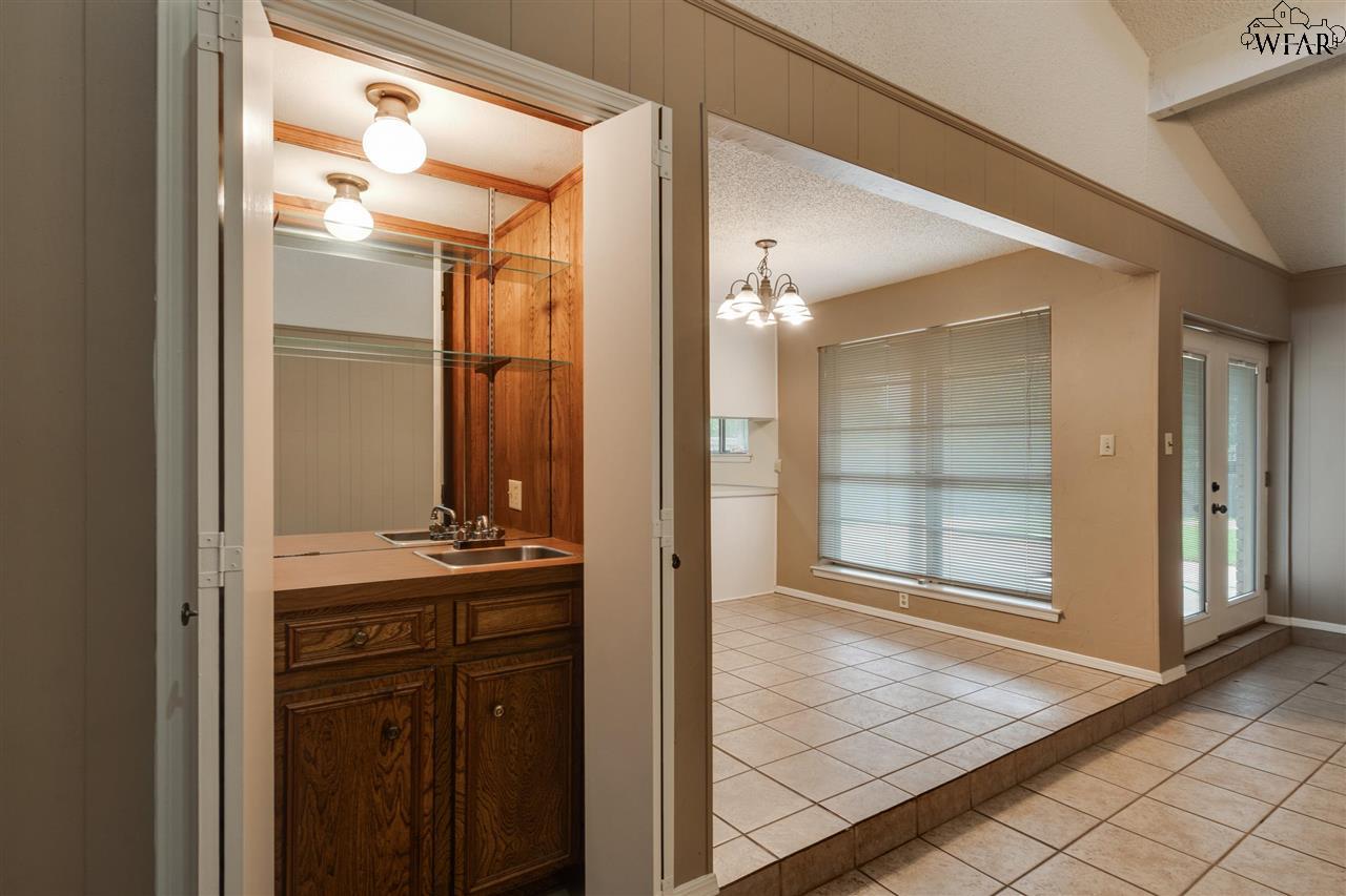 1702 Meadowcliff Drive, Wichita Falls, Texas image 8