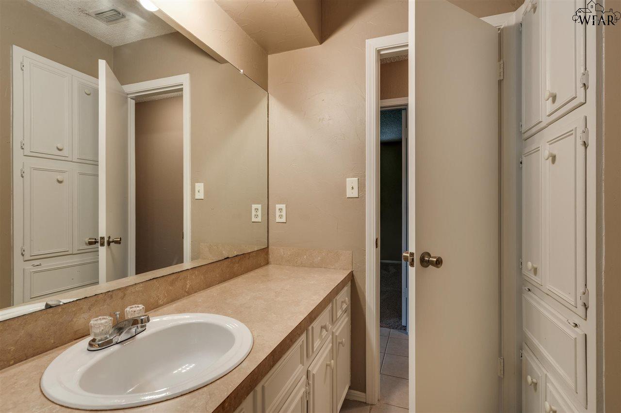 1702 Meadowcliff Drive, Wichita Falls, Texas image 28