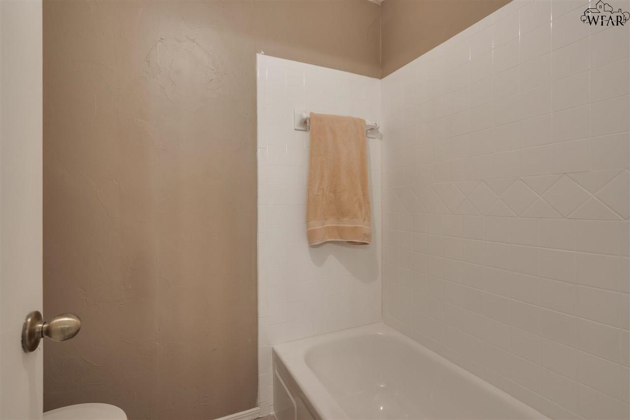 1702 Meadowcliff Drive, Wichita Falls, Texas image 20