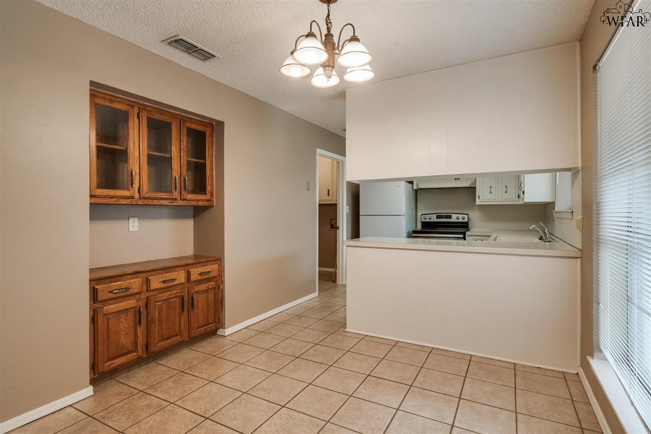 1702 Meadowcliff Drive, Wichita Falls, Texas image 10