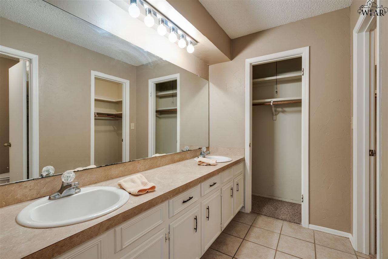1702 Meadowcliff Drive, Wichita Falls, Texas image 18