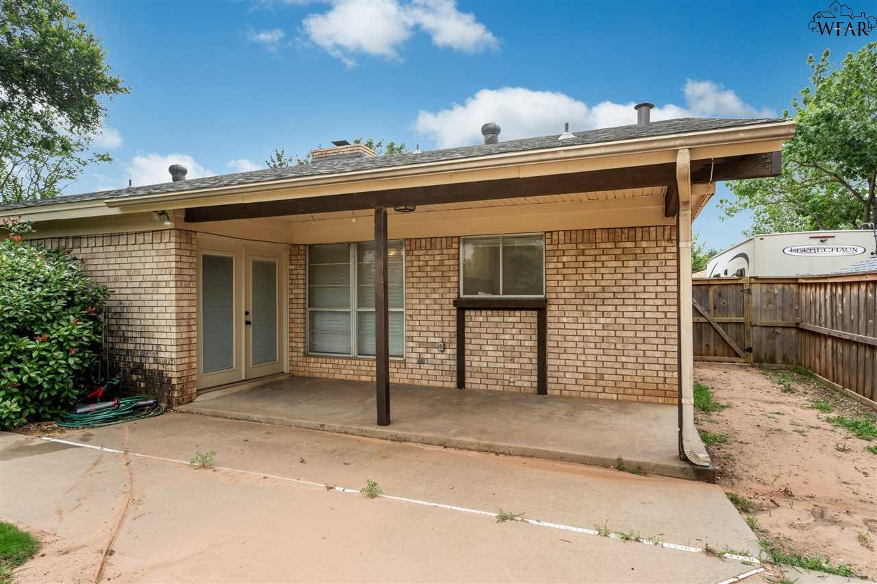 1702 Meadowcliff Drive, Wichita Falls, Texas image 2