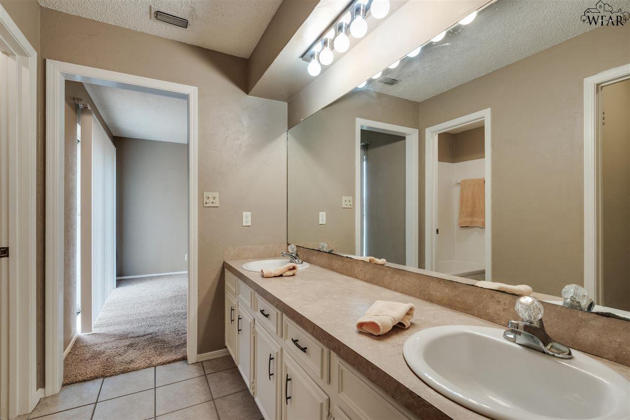 1702 Meadowcliff Drive, Wichita Falls, Texas image 21
