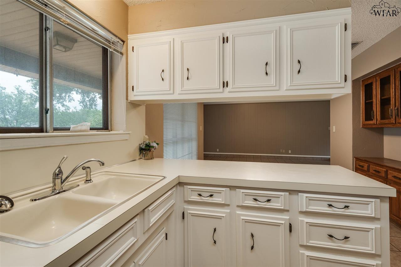 1702 Meadowcliff Drive, Wichita Falls, Texas image 14