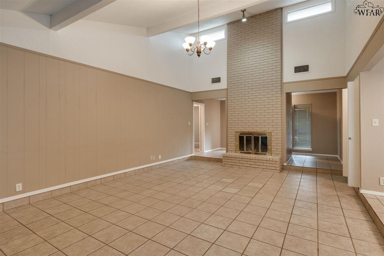 1702 Meadowcliff Drive, Wichita Falls, Texas image 6