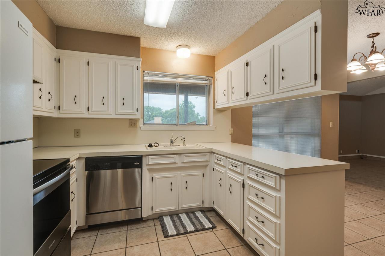 1702 Meadowcliff Drive, Wichita Falls, Texas image 13